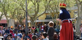 "La família se'n va al mercat" a Cassà de la Selva